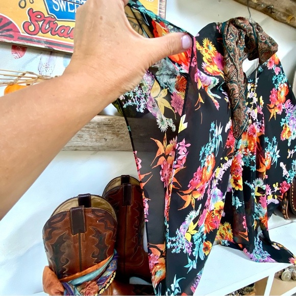 Semi sheer floral boho poncho blouse top w resort vacay beach vibe - Picture 4 of 9